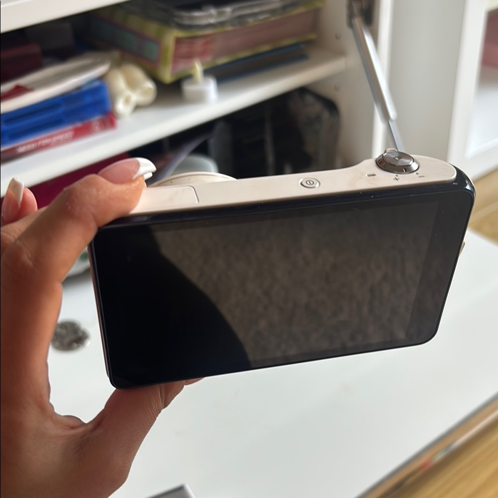 Samsung Galaxy White Camera - Picture 2 of 4